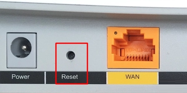 长按复位按键10秒左右，把路由器恢复出厂设置